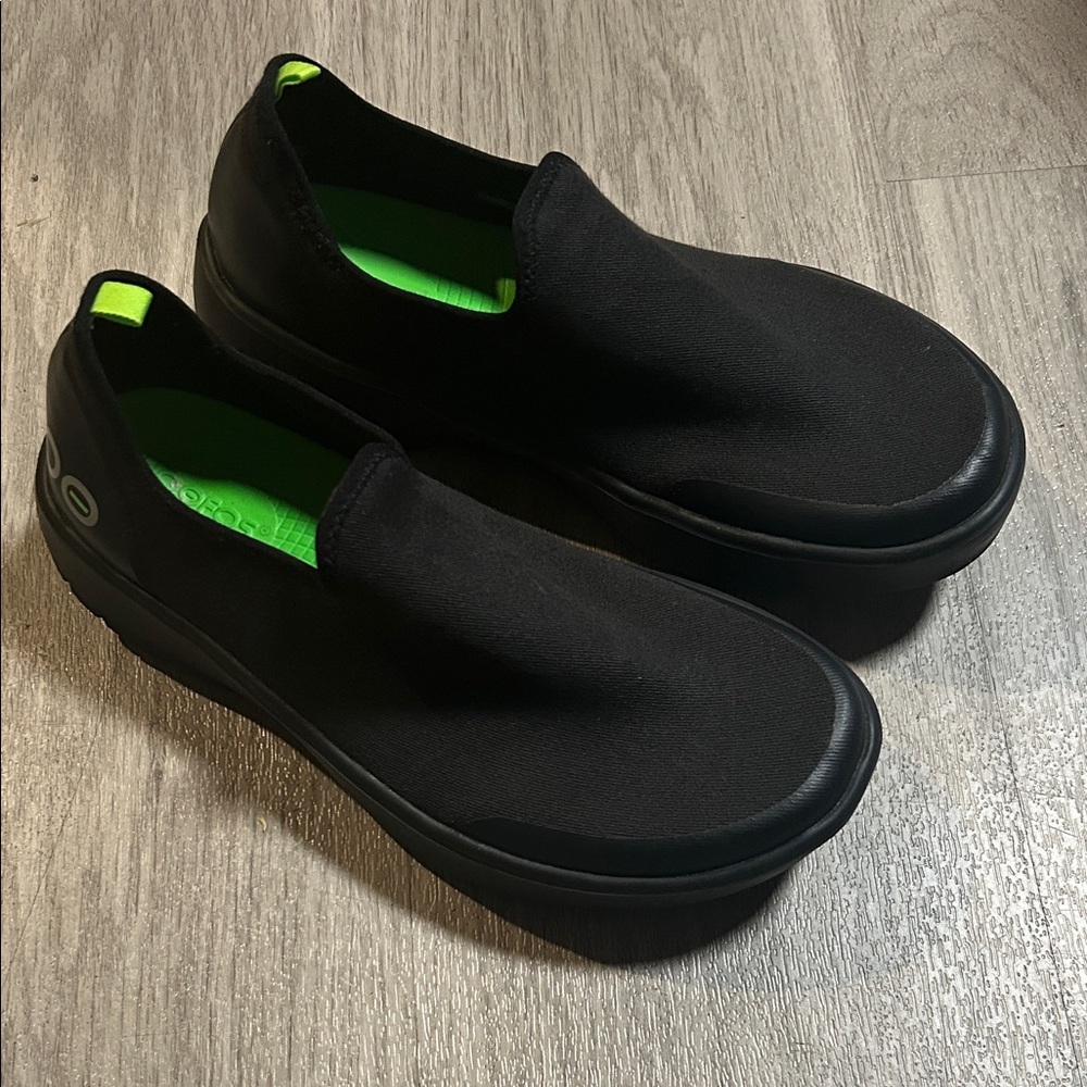OOFOS Black Slip-On Sneakers